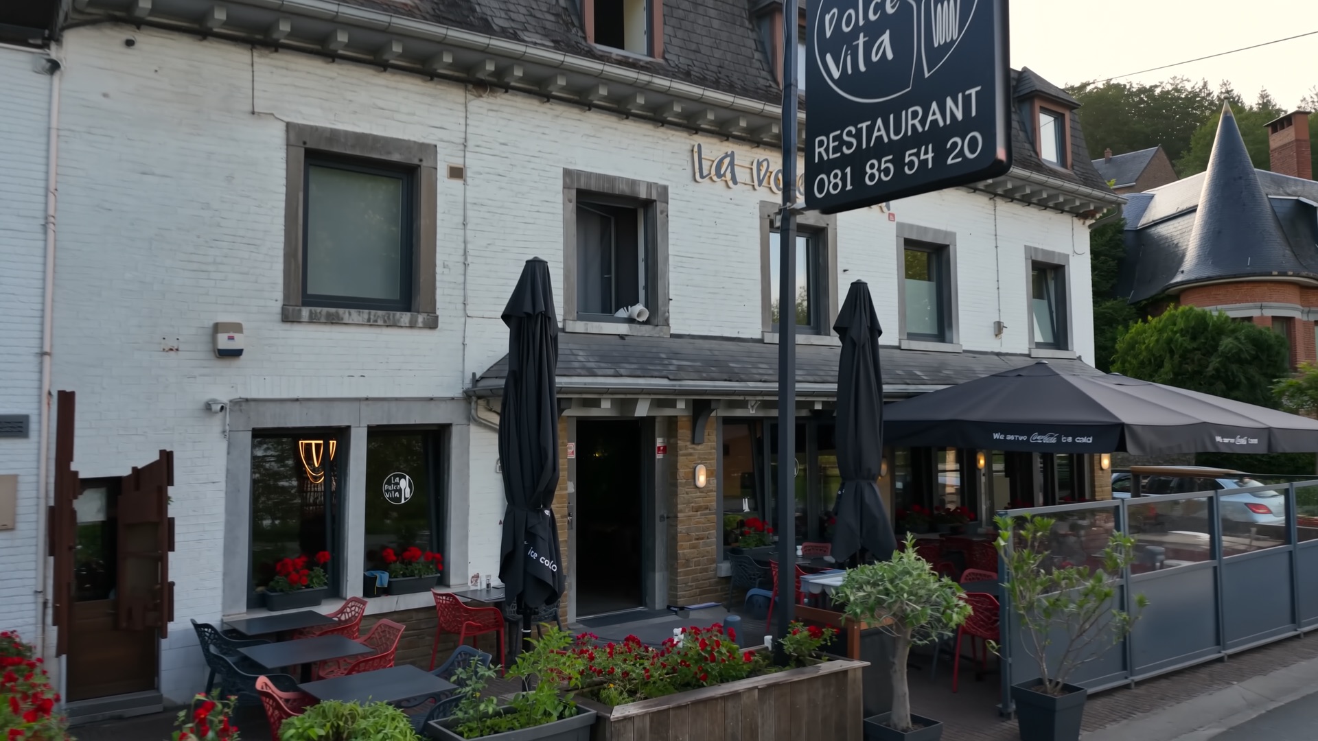 La terrasse et la façade de La Dolce Vita à Wépion au soleil couchant