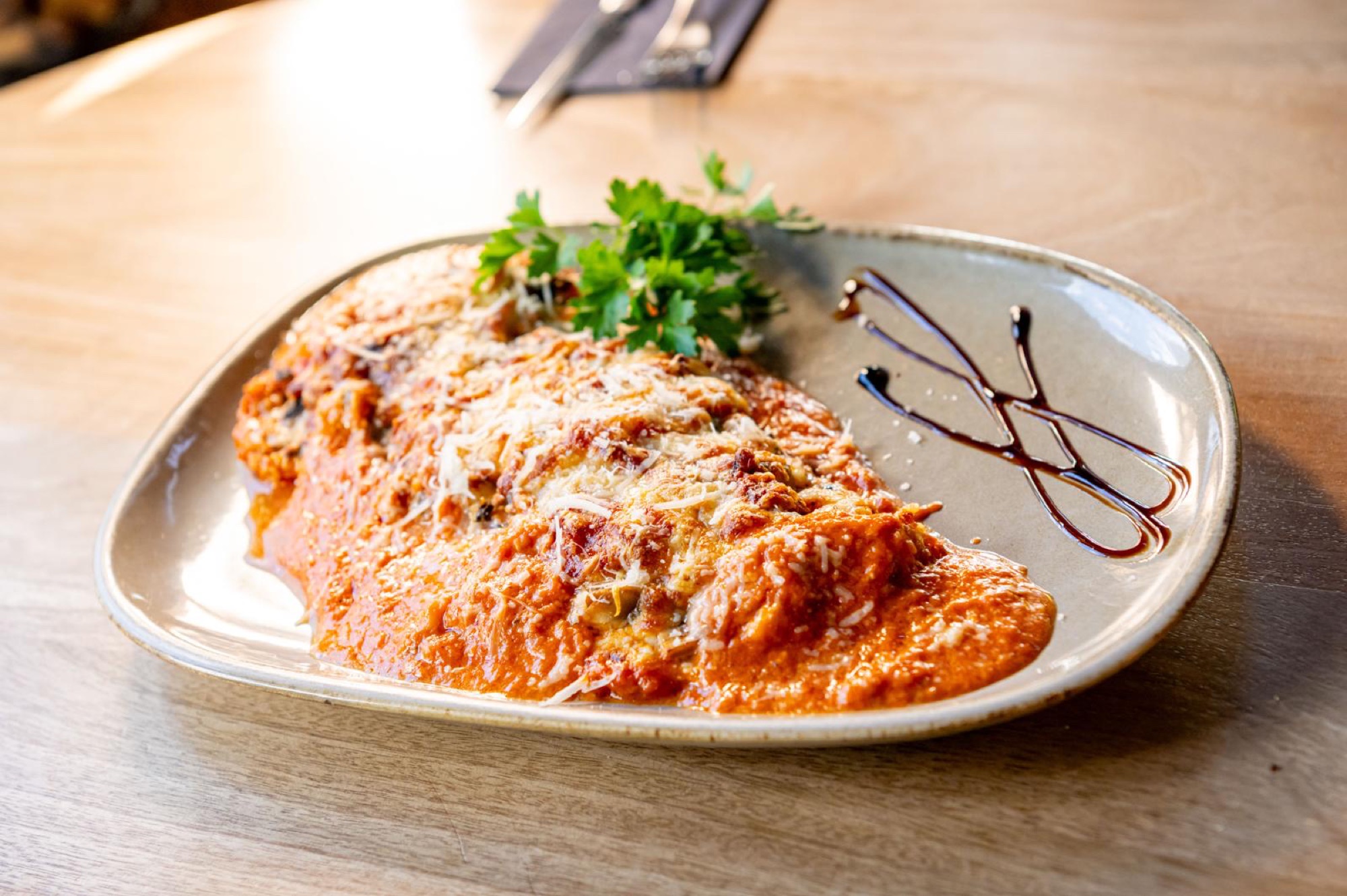 Escalope Dolce Vita gratinée, crème tomatée et copeaux de parmesan