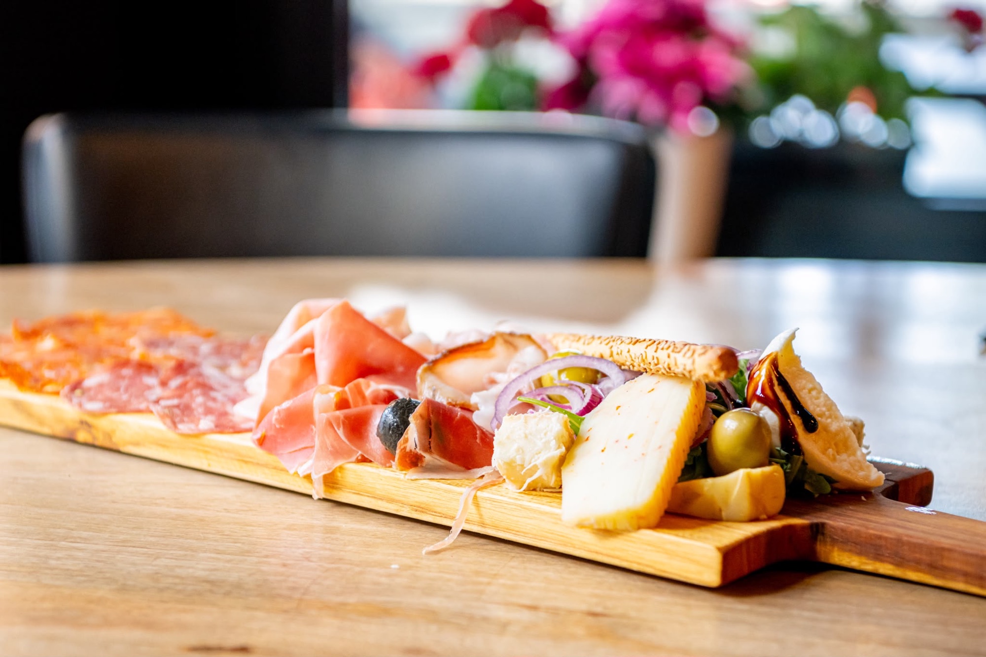 Planche d'antipasti : charcuteries et fromages italiens, olives et grissini